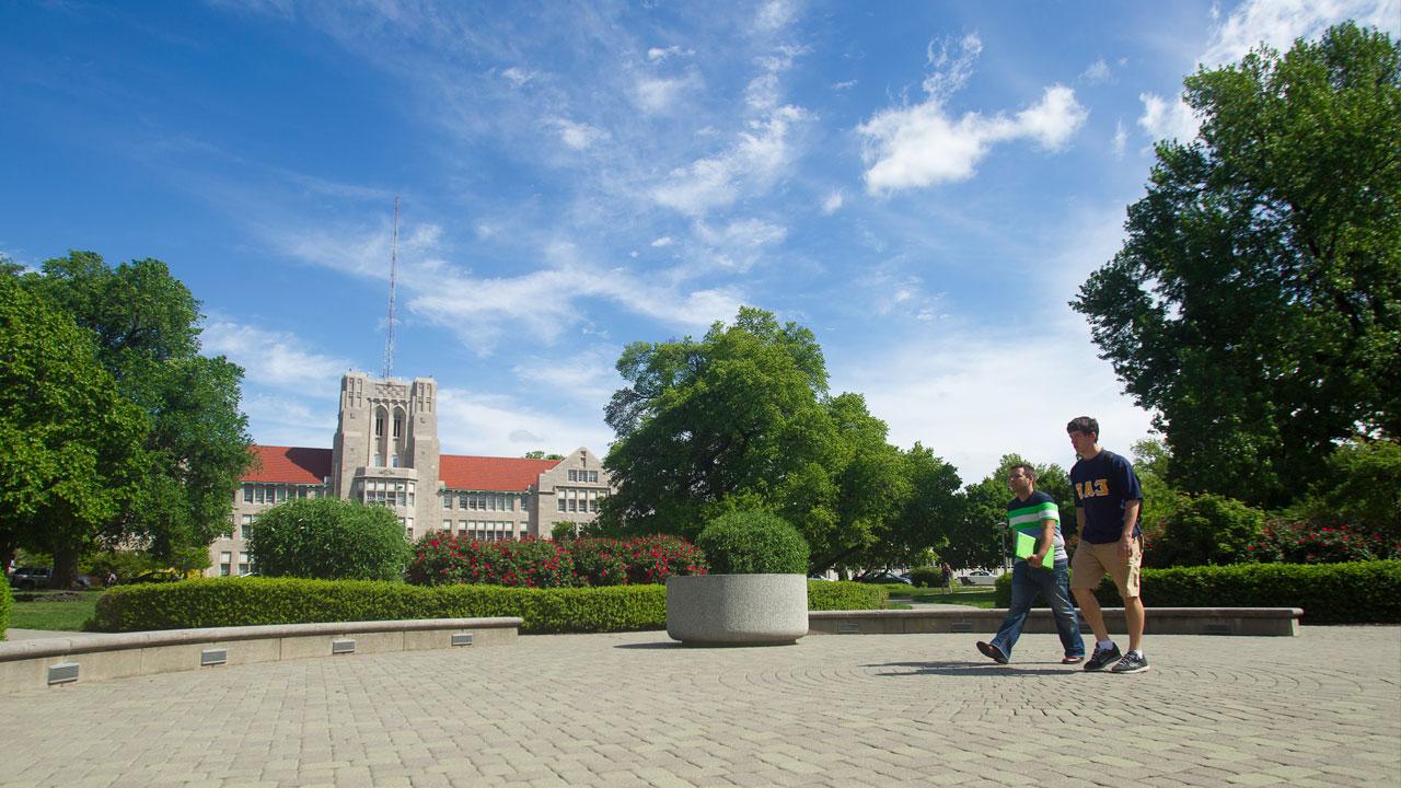 两个学生穿过校园